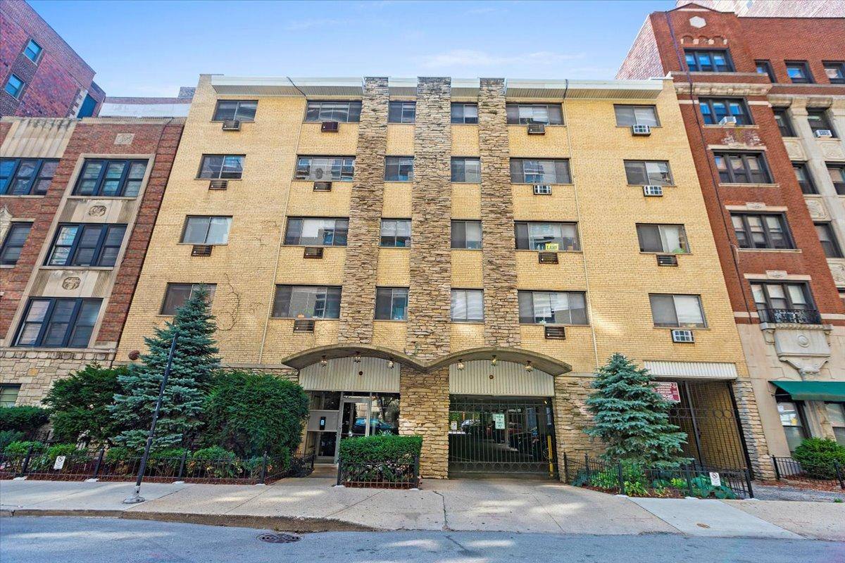 Apartment for rent at 417 W Roscoe #505, Chicago, IL 60657