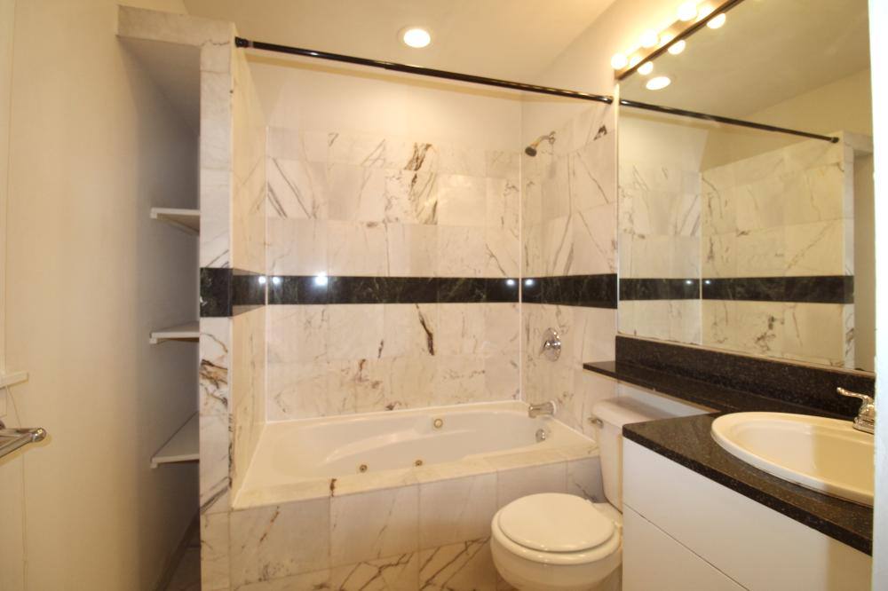 Apartment for rent at 1450 W Walton St #1, Chicago, IL 60642
