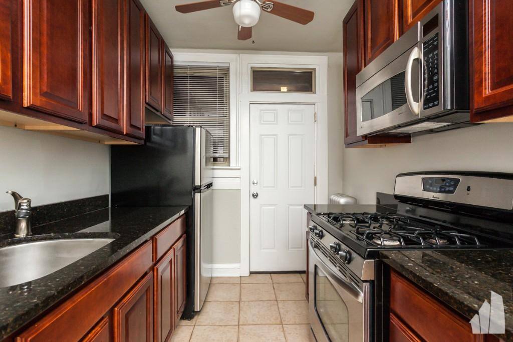 Apartment for rent at 544 W Surf St #E1, Chicago, IL 60657