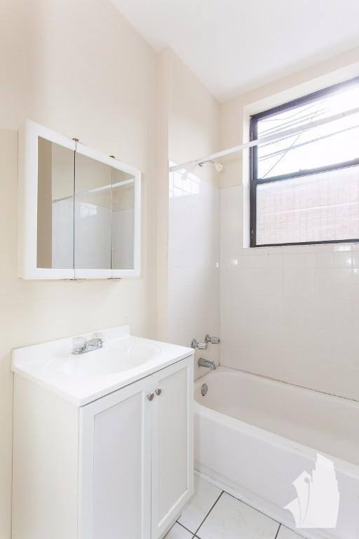 Apartment for rent at 725 W Barry Ave #B1, Chicago, IL 60657