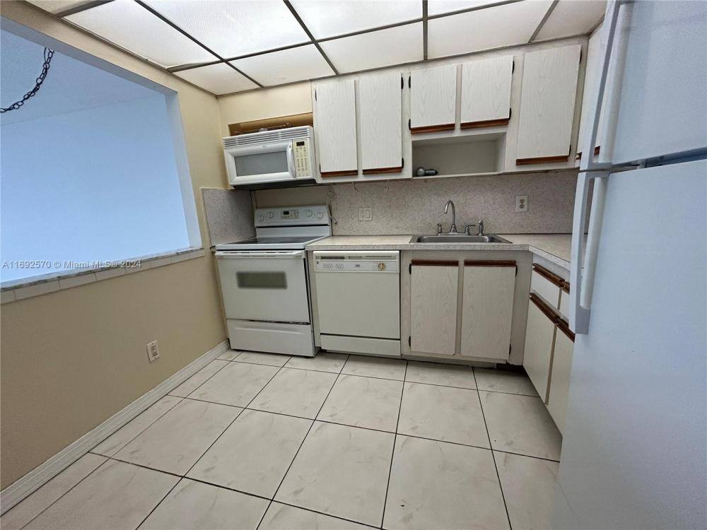 Apartment for rent at 13499 Biscayne Blvd, Miami, FL 33181
