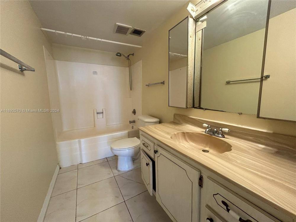 Apartment for rent at 13499 Biscayne Blvd, Miami, FL 33181