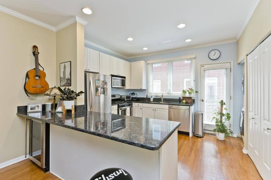Townhouse for rent at 1827 W Oakdale, Chicago, IL 60657