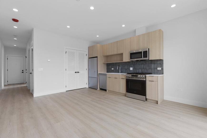Apartment for rent at 904 W Dakin St #202, Chicago, IL 60613