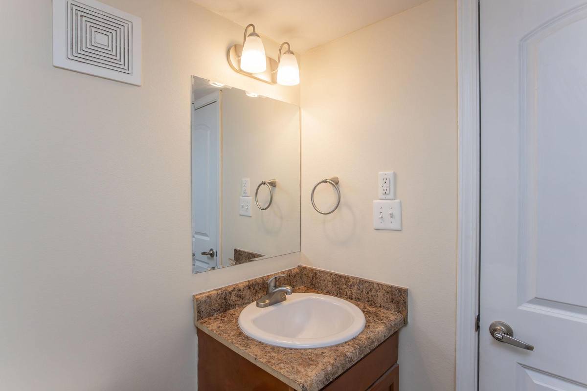 Apartment for rent at Oak Grove Place, 2000 Oak Grove Rd, Hattiesburg, MS 39402