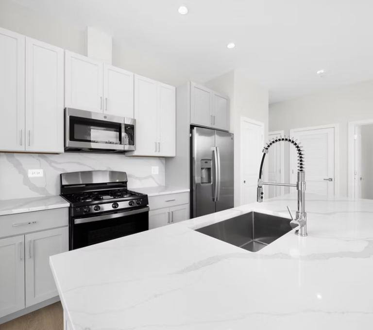 Apartment for rent at 5071 N NW Highway, Chicago, IL 60630