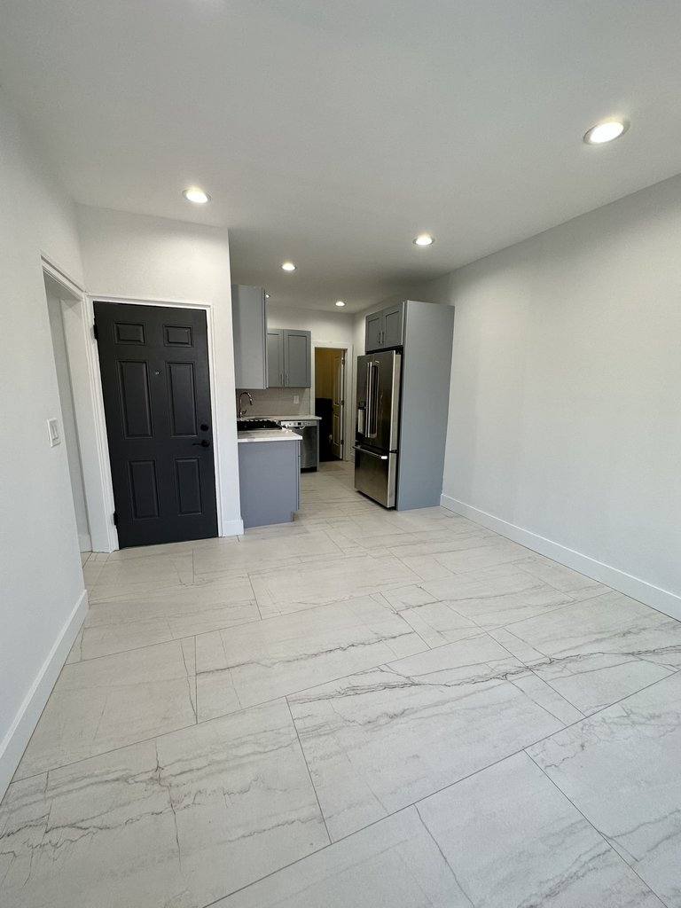 Apartment for rent at 170 E 100th St #5F, New York, NY 10029
