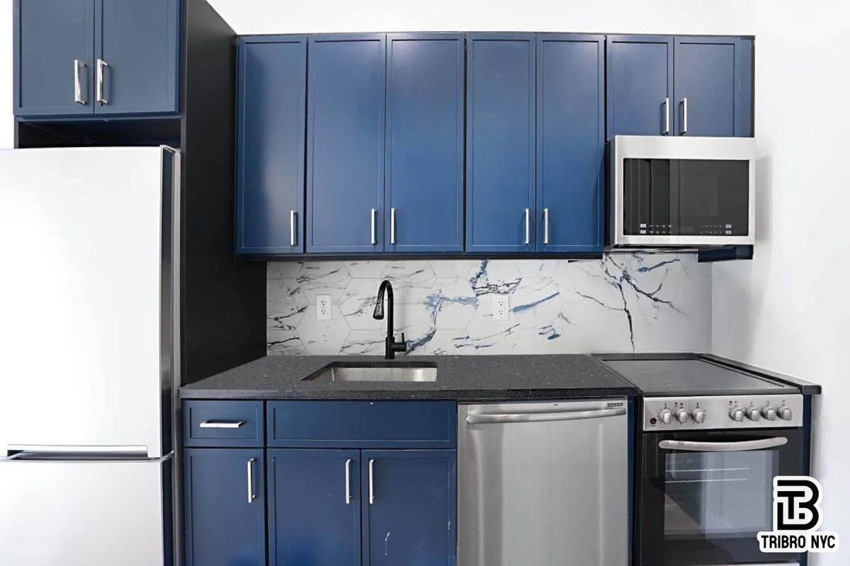 Apartment for rent at 141 Meserole Ave #4PHB, Brooklyn, NY 11222