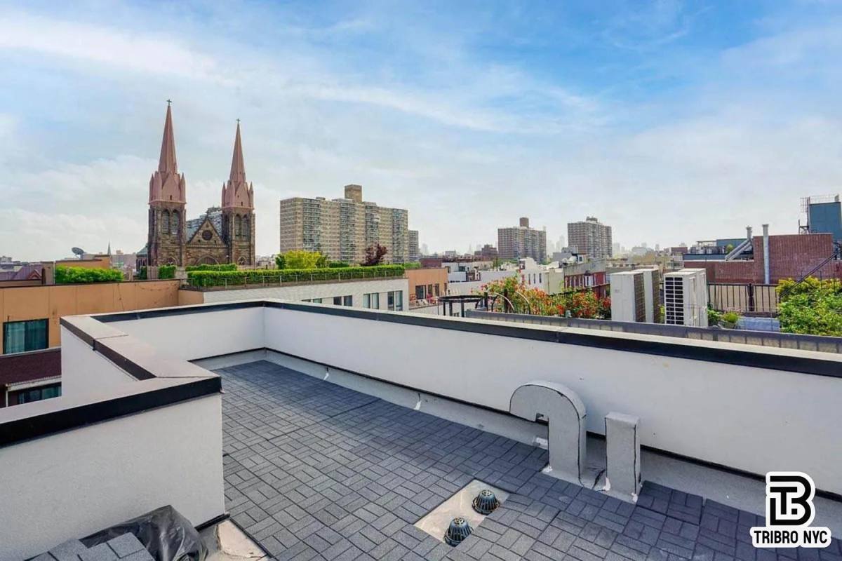 Apartment for rent at 141 Meserole Ave #4PHB, Brooklyn, NY 11222