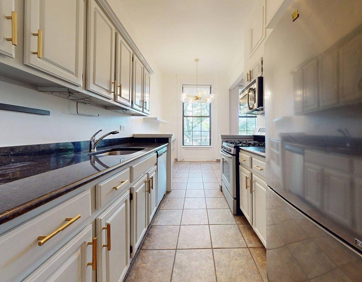 Townhouse for rent at 129 E 10th St #4, New York, NY 10003