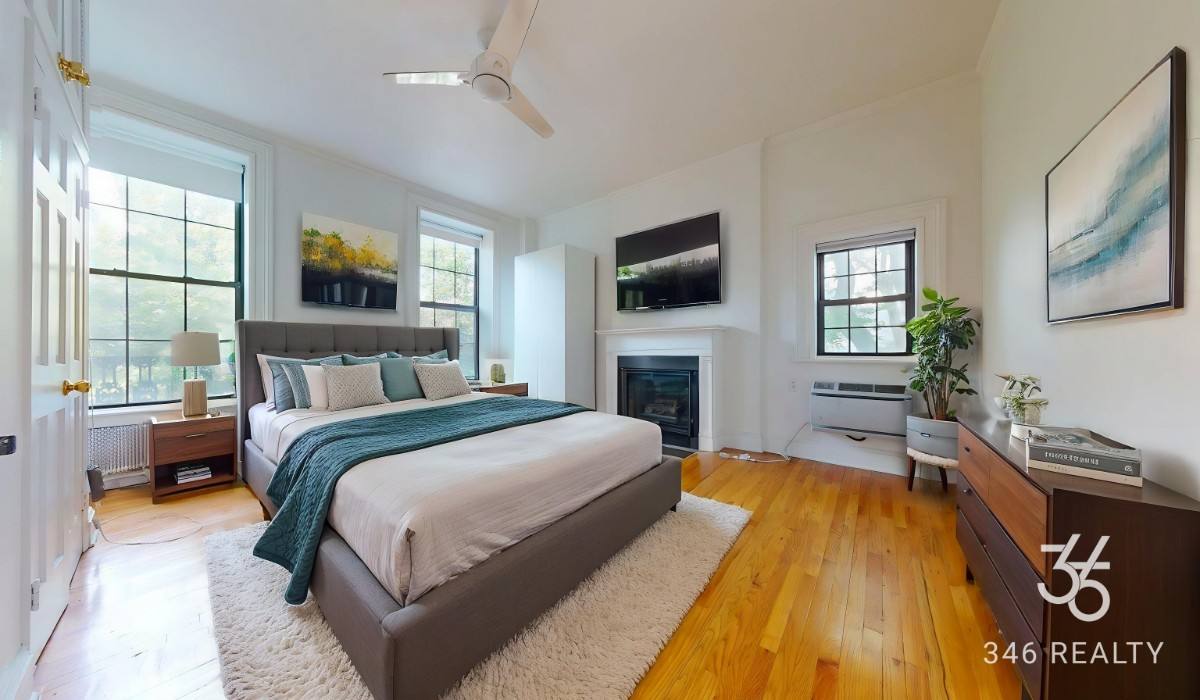 Townhouse for rent at 129 E 10th St #4, New York, NY 10003