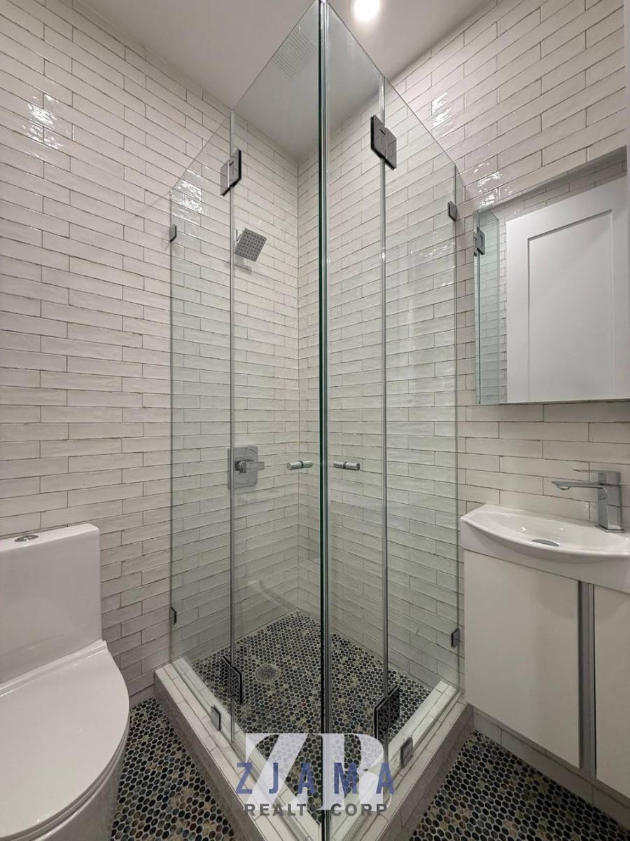 Apartment for rent at 104 Graham Ave #3R, Brooklyn, NY 11206