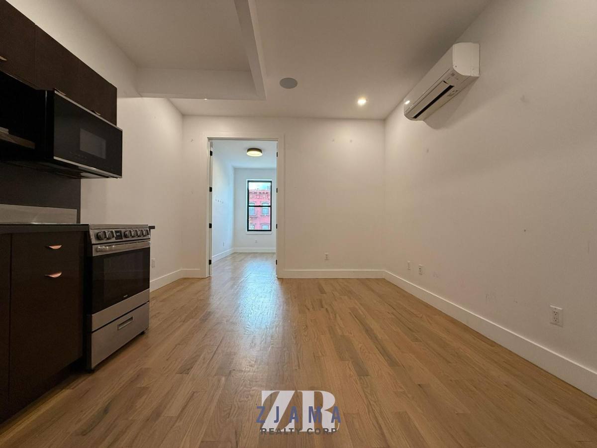 Apartment for rent at 104 Graham Ave #3R, Brooklyn, NY 11206