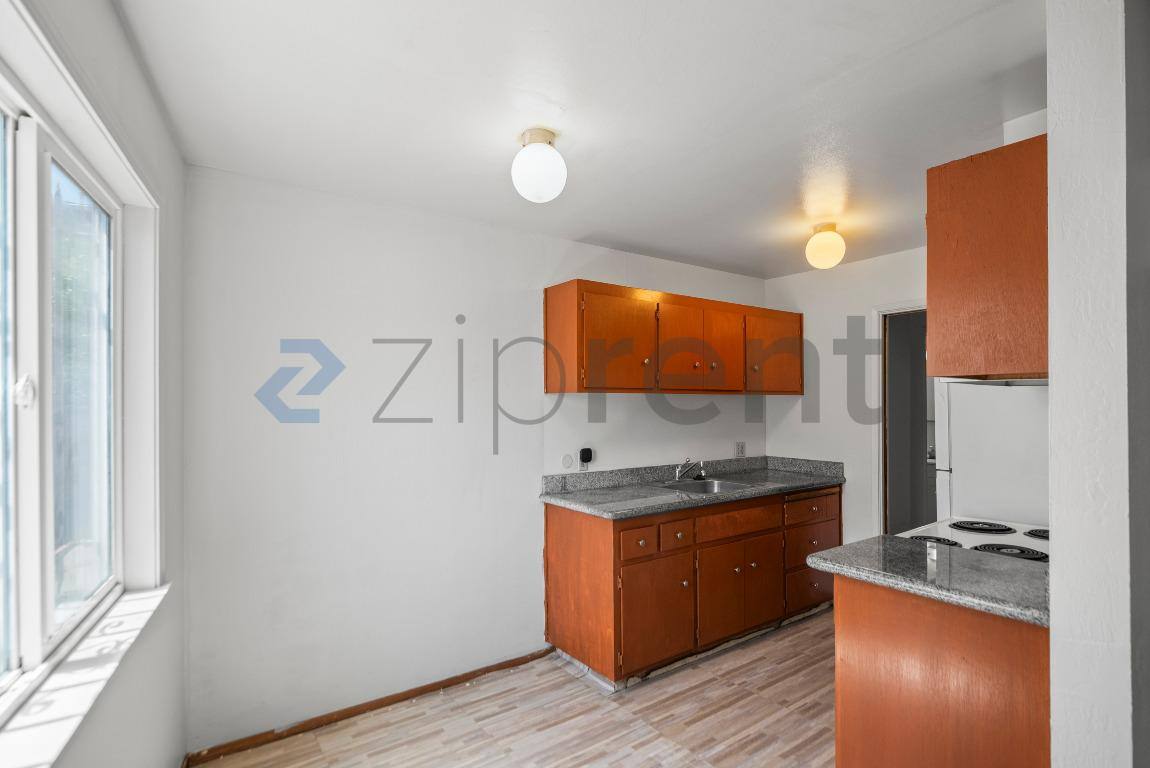 Apartment for rent at 321 Athol Ave #1, Oakland, CA 94606