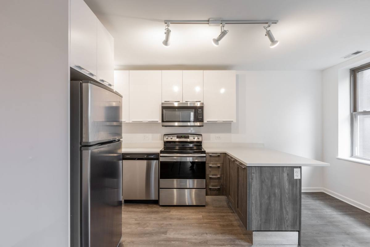 Apartment for rent at 940 W Winona St, Chicago, IL 60640