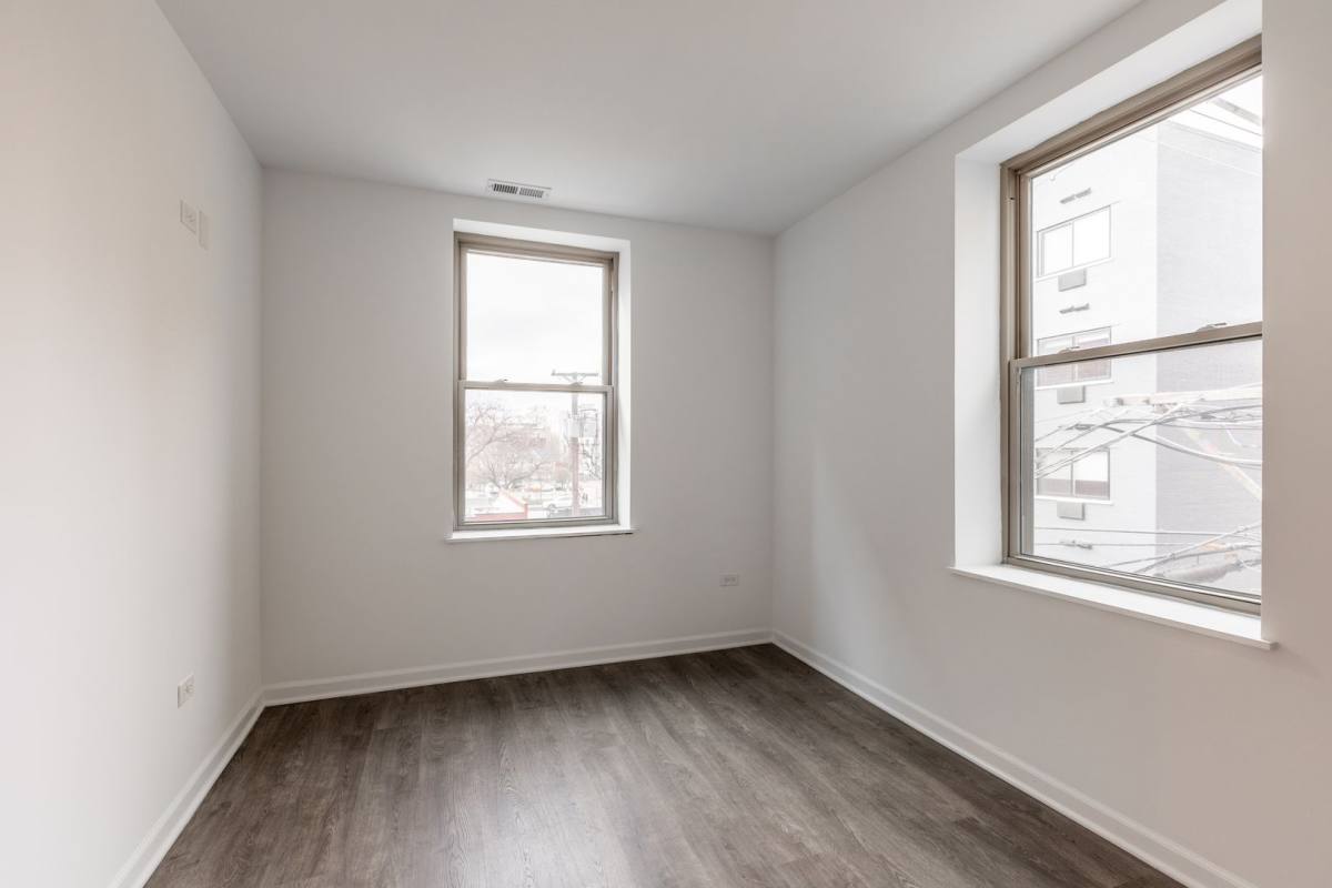 Apartment for rent at 940 W Winona St, Chicago, IL 60640