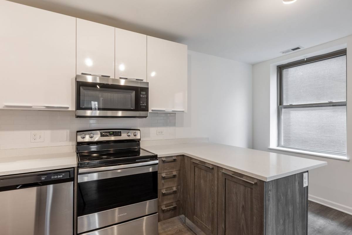 Apartment for rent at 940 W Winona St, Chicago, IL 60640
