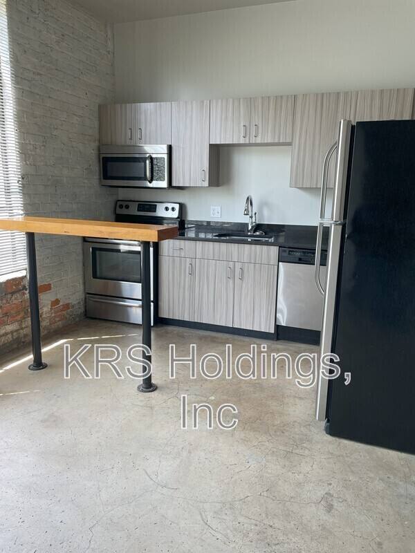 Apartment for rent at 123 Pine St, Petersburg, VA 23803