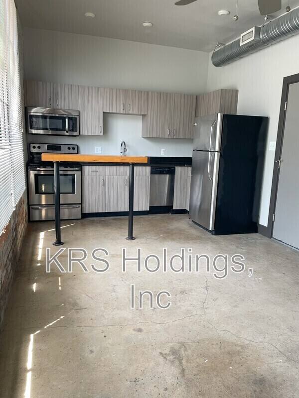 Apartment for rent at 123 Pine St, Petersburg, VA 23803