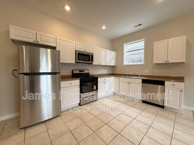 Apartment for rent at 2731 W Congress Parkway, Chicago, IL 60612