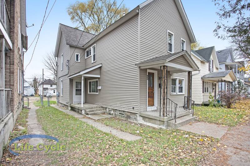 Apartment for rent at 940 Mc Reynolds Ave NW #1, Grand Rapids, MI 49504