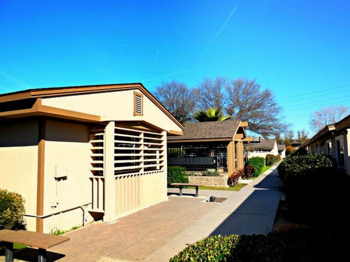 Apartment for rent at 218 W Dakota Ave, Fresno, CA 93705