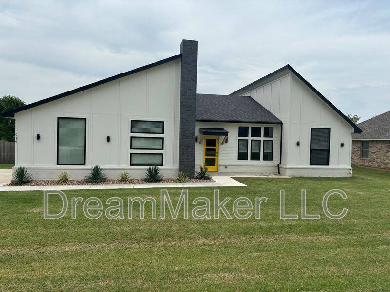 House for rent at 916 Flowers Dr, Washington, OK 73093