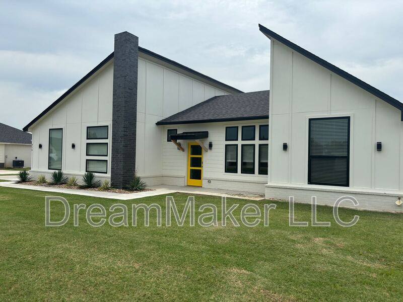 House for rent at 916 Flowers Dr, Washington, OK 73093