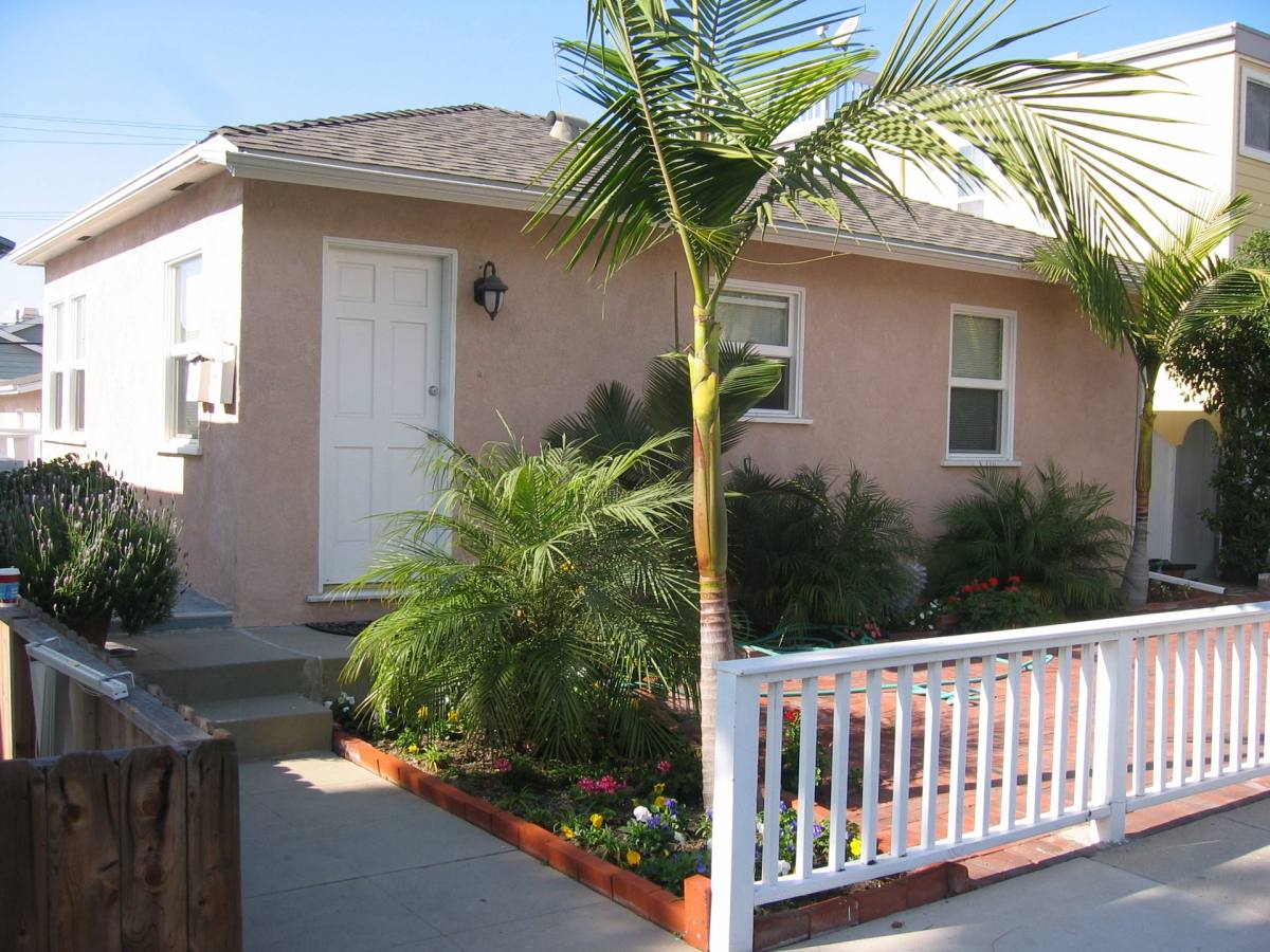 Apartment for rent at 921 Monterey Blvd, Hermosa Beach, CA 90254