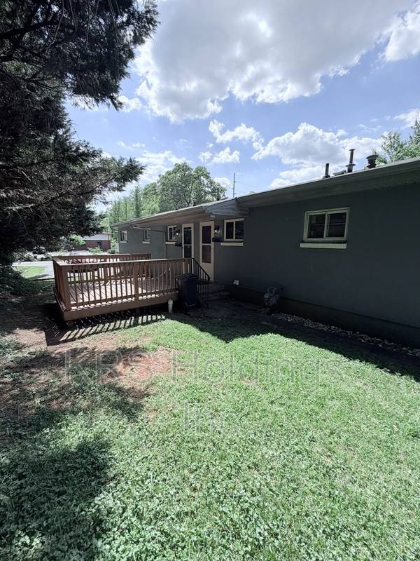 Apartment for rent at 8 Parkwood Ave #B, Lynchburg, VA 24501