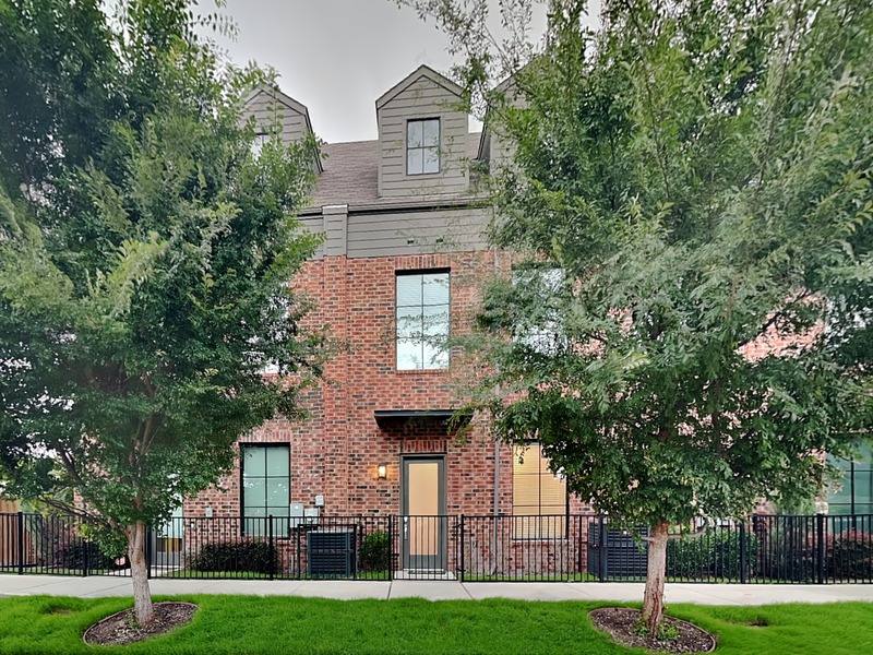 Apartment for rent at 112 E Oscar Dr, Dallas, TX 75203