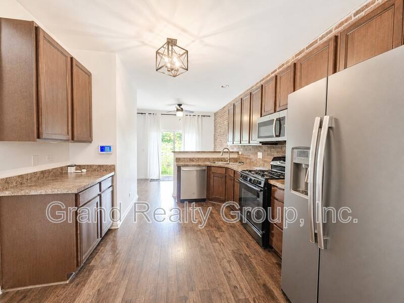 Townhouse for rent at 376 S Jade Lane, Round Lake, IL 60073