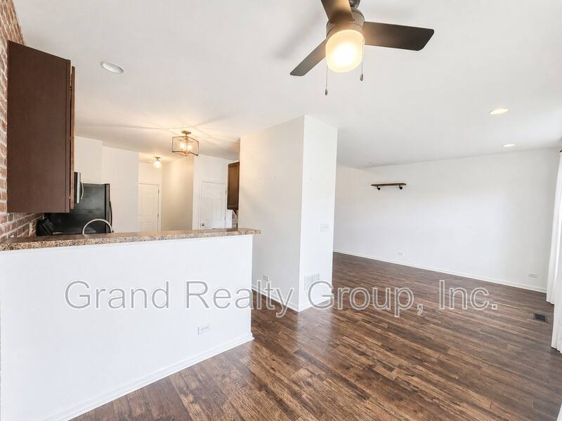 Townhouse for rent at 376 S Jade Lane, Round Lake, IL 60073
