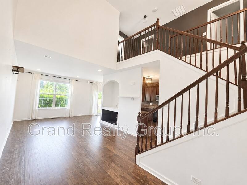 Townhouse for rent at 376 S Jade Lane, Round Lake, IL 60073