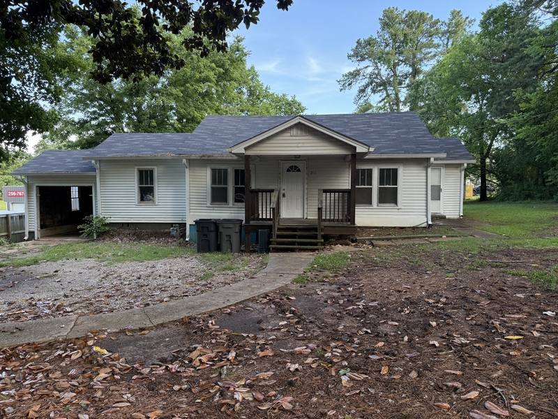 House for rent at 211 W Rasch Rd, Florence, AL 35633