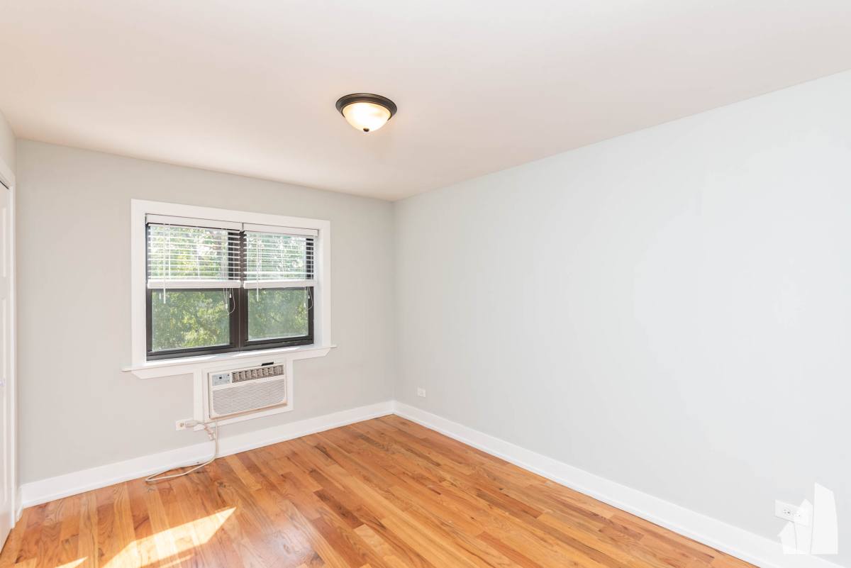 Apartment for rent at 445 W Barry Ave, Chicago, IL 60657