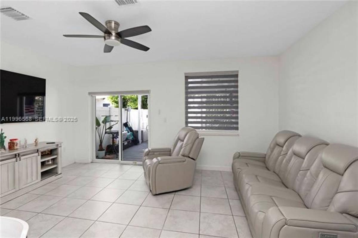 Townhouse for rent at 10628 W 33rd Way, Hialeah, FL 33018
