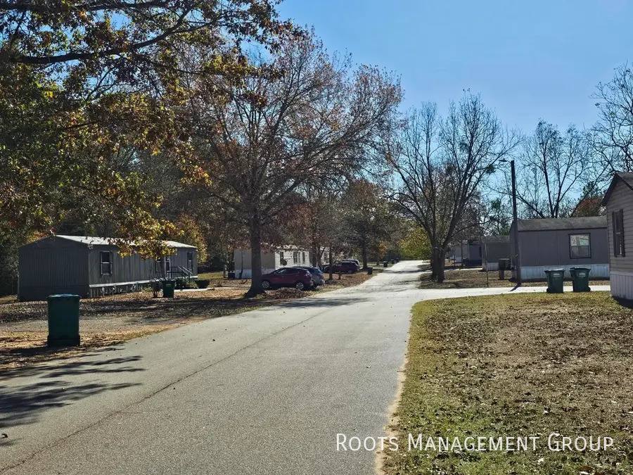 Apartment for rent at 2710 W Oakridge #4, Albany, GA 31721