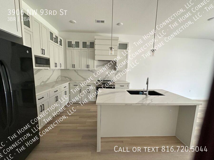 Townhouse for rent at 3906 NW 93rd St, Kansas City, MO 64154