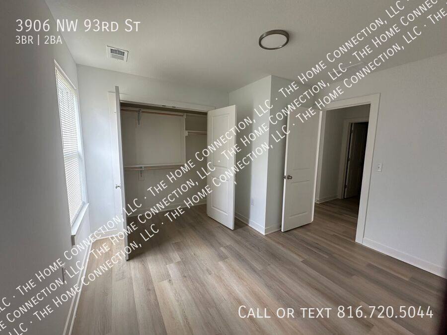 Townhouse for rent at 3906 NW 93rd St, Kansas City, MO 64154