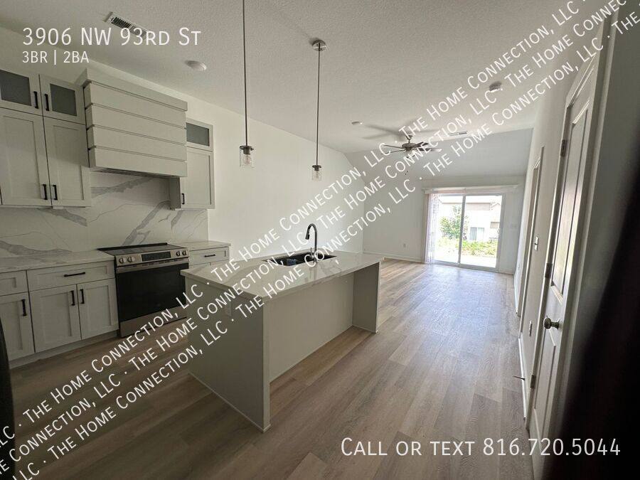 Townhouse for rent at 3906 NW 93rd St, Kansas City, MO 64154