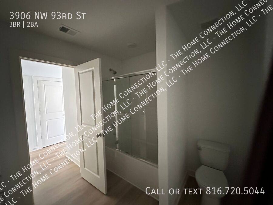 Townhouse for rent at 3906 NW 93rd St, Kansas City, MO 64154