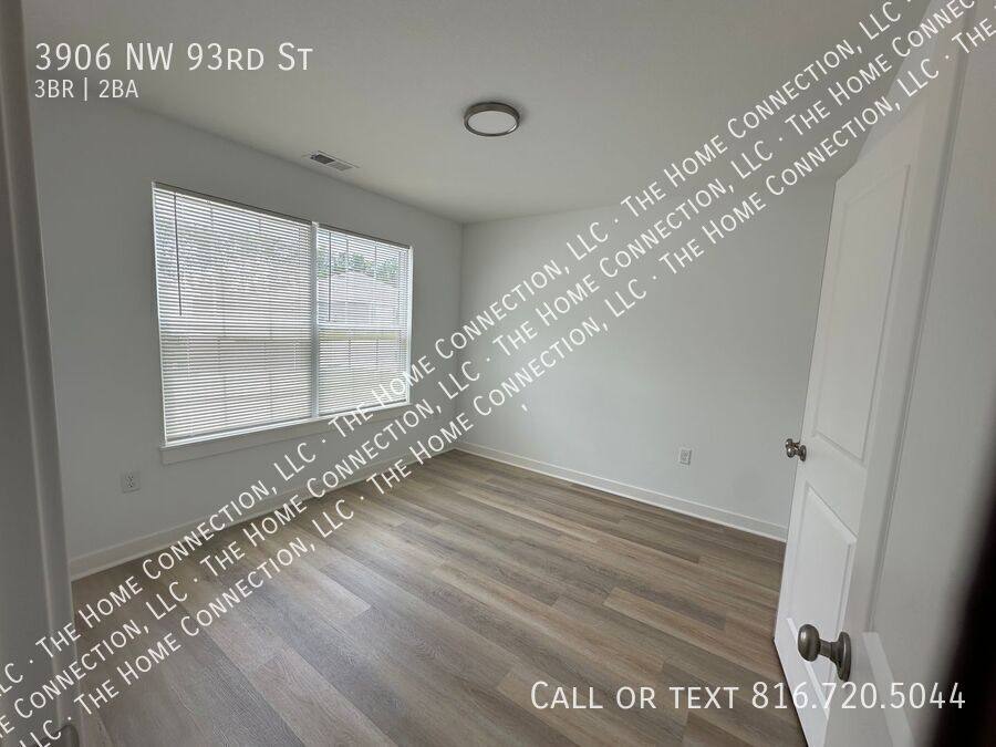 Townhouse for rent at 3906 NW 93rd St, Kansas City, MO 64154