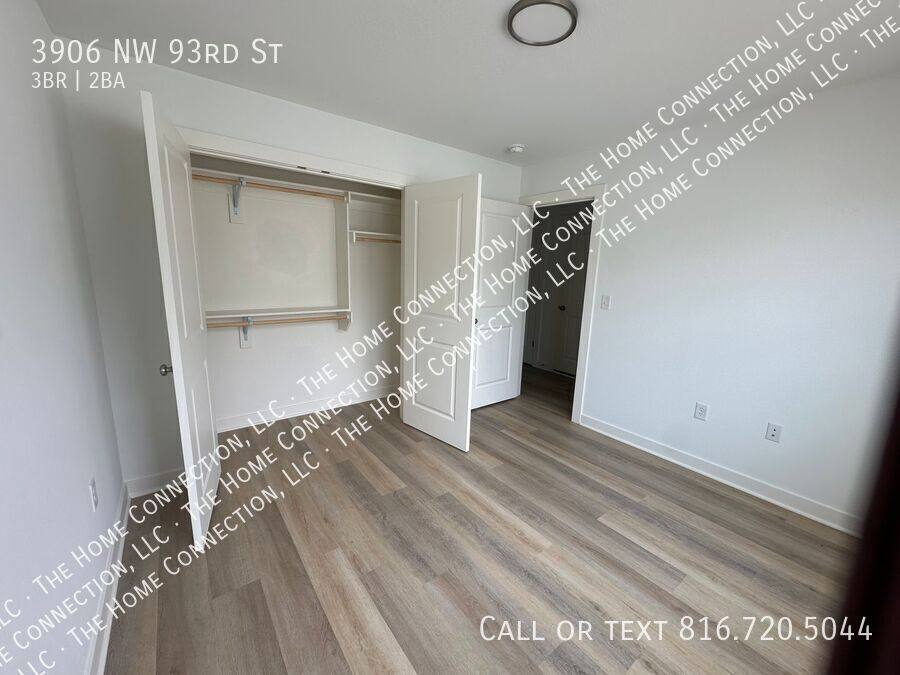 Townhouse for rent at 3906 NW 93rd St, Kansas City, MO 64154