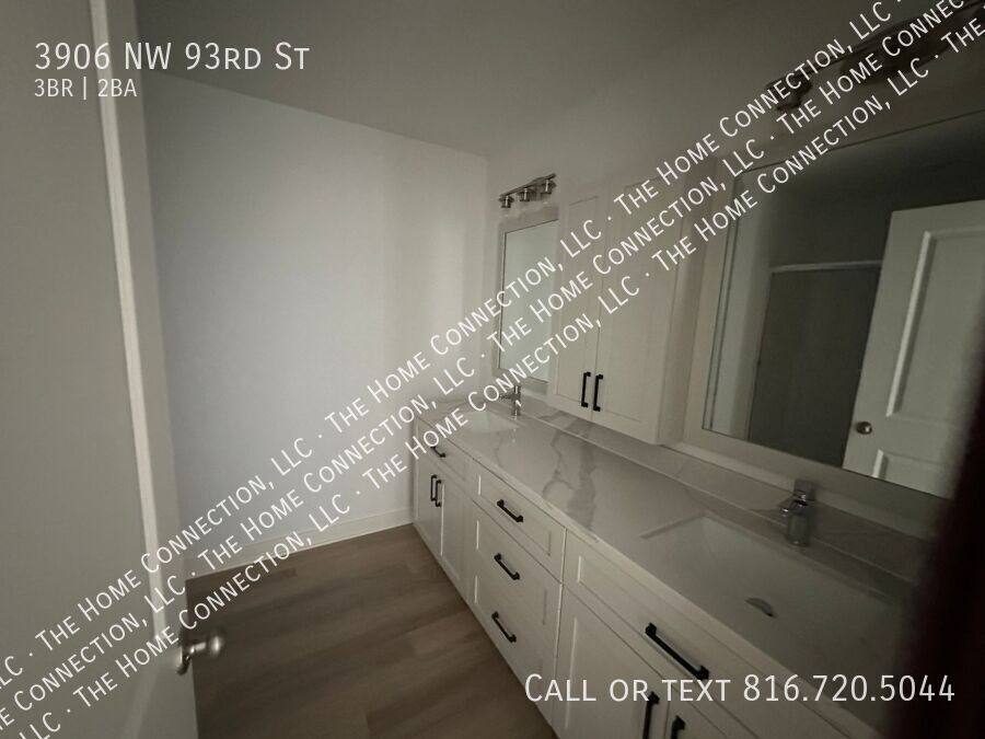 Townhouse for rent at 3906 NW 93rd St, Kansas City, MO 64154