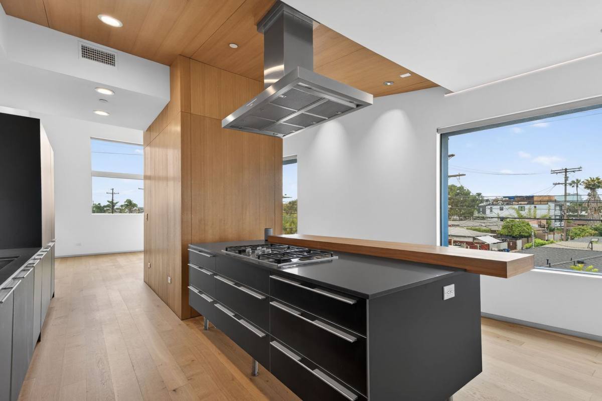 Apartment for rent at 404 Grand Blvd, Venice, CA 90291