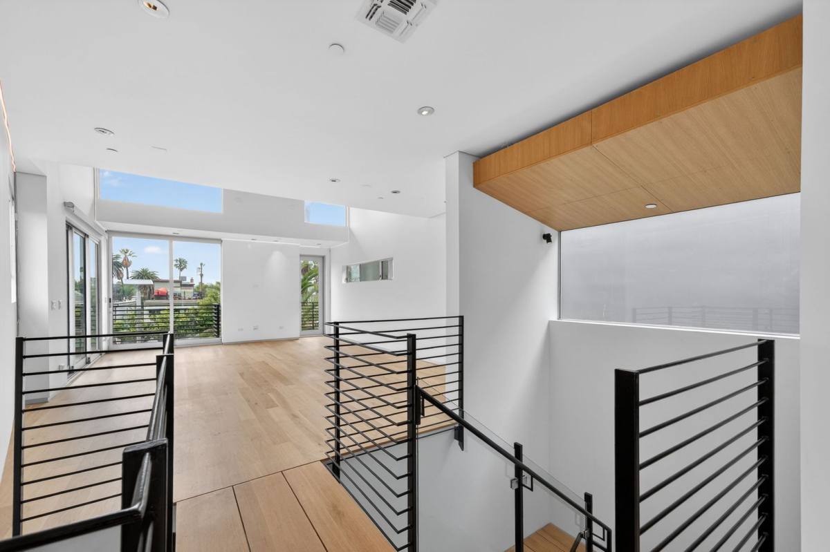Apartment for rent at 404 Grand Blvd, Venice, CA 90291