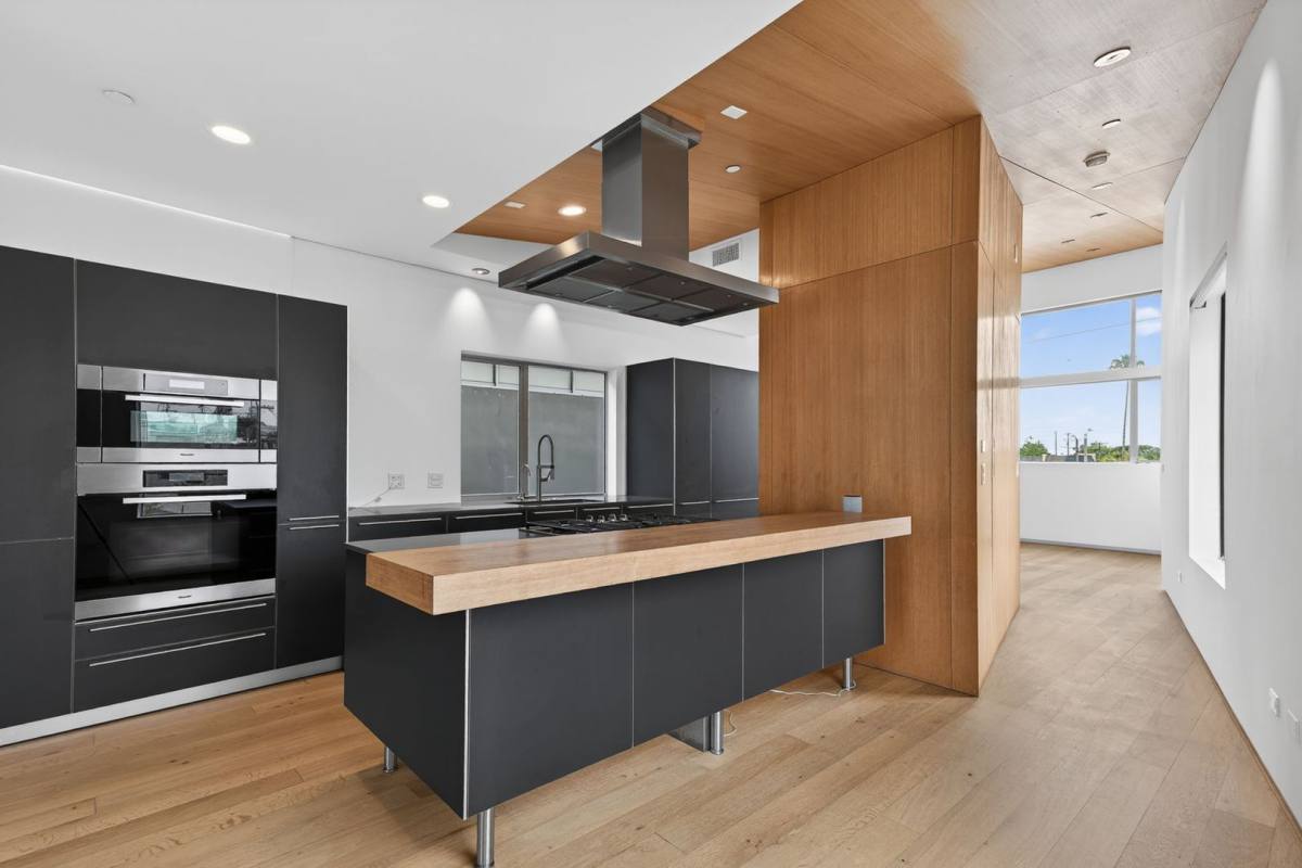 Apartment for rent at 404 Grand Blvd, Venice, CA 90291