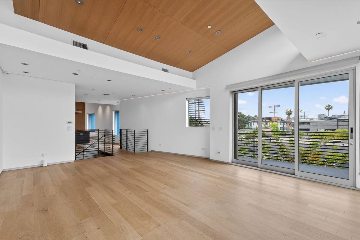 Apartment for rent at 404 Grand Blvd, Venice, CA 90291