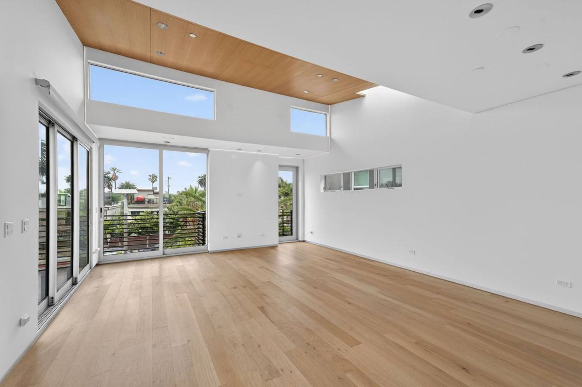 Apartment for rent at 404 Grand Blvd, Venice, CA 90291